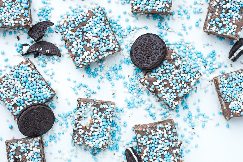 Chocoladefudge met Oreo en blauwe muisjes