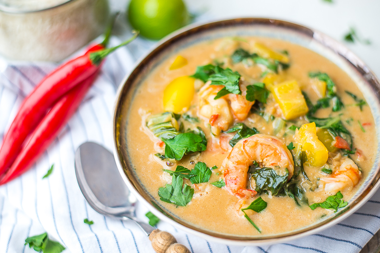 Pinda-kokoscurry met gamba's