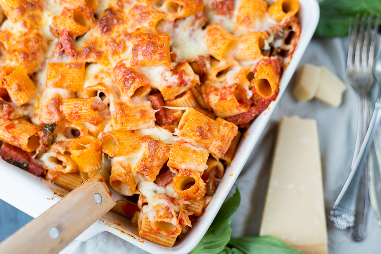 Rigatoni pastaschotel met salami en champignons
