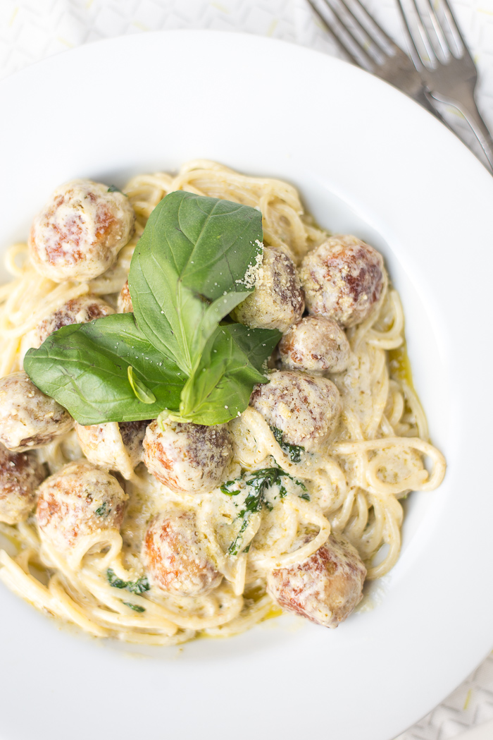 Spaghetti met kip-pestoballetjes