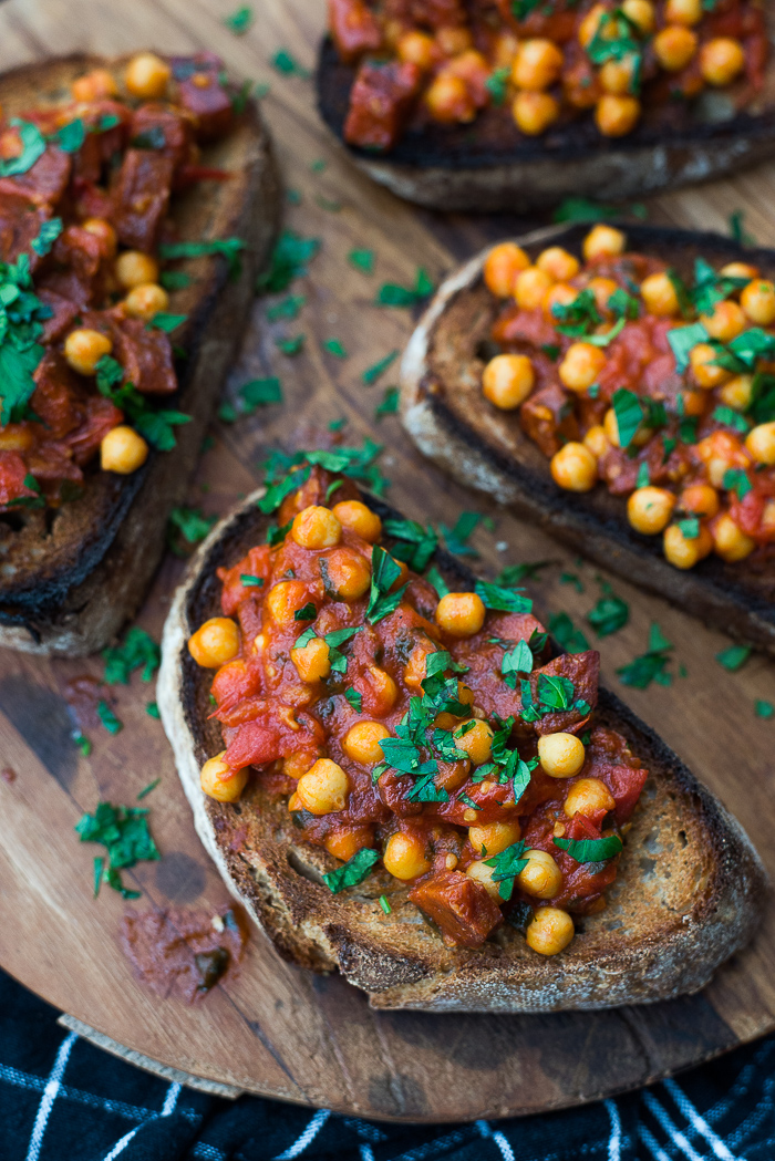 Chorizokikkererwten op toast