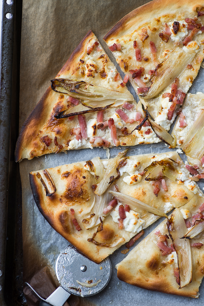 Flammkuchen met witlof en geitenkaas