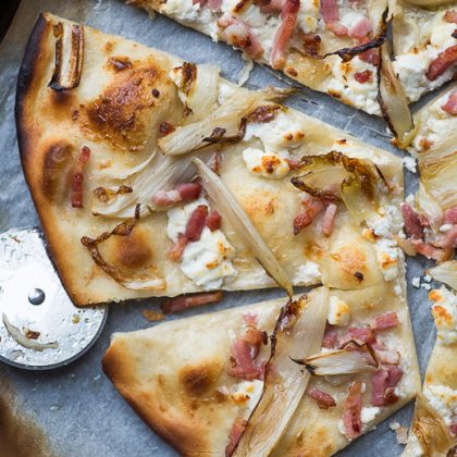 Flammkuchen met witlof en geitenkaas