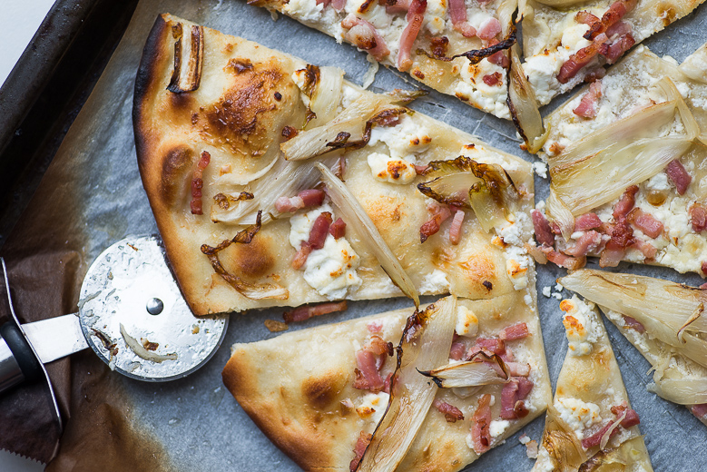 Flammkuchen met witlof en geitenkaas