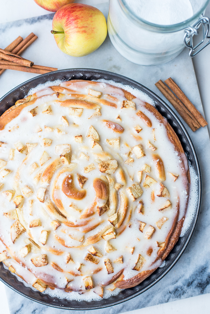 Giant cinnamonroll met appel