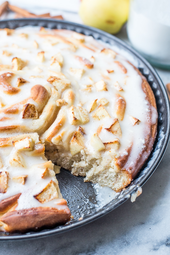 Giant cinnamonroll met appel