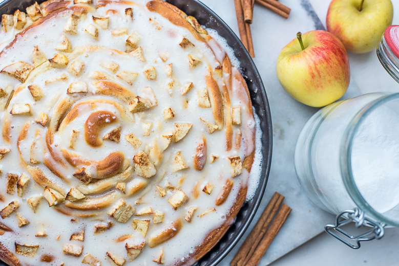 Giant cinnamonroll met appel