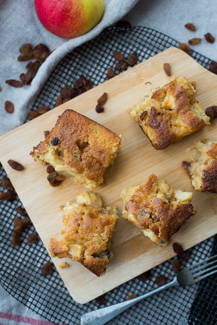 Appelcake met rozijnen en karamel