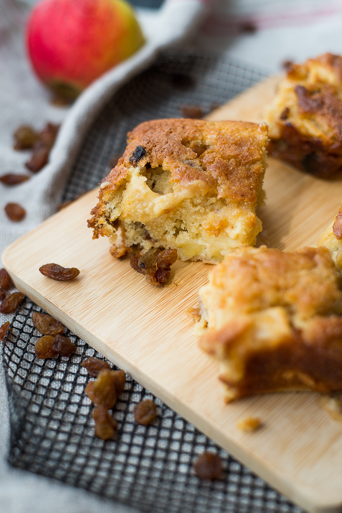 Appelcake met rozijnen en karamel