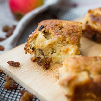 Appelcake met rozijnen en karamel