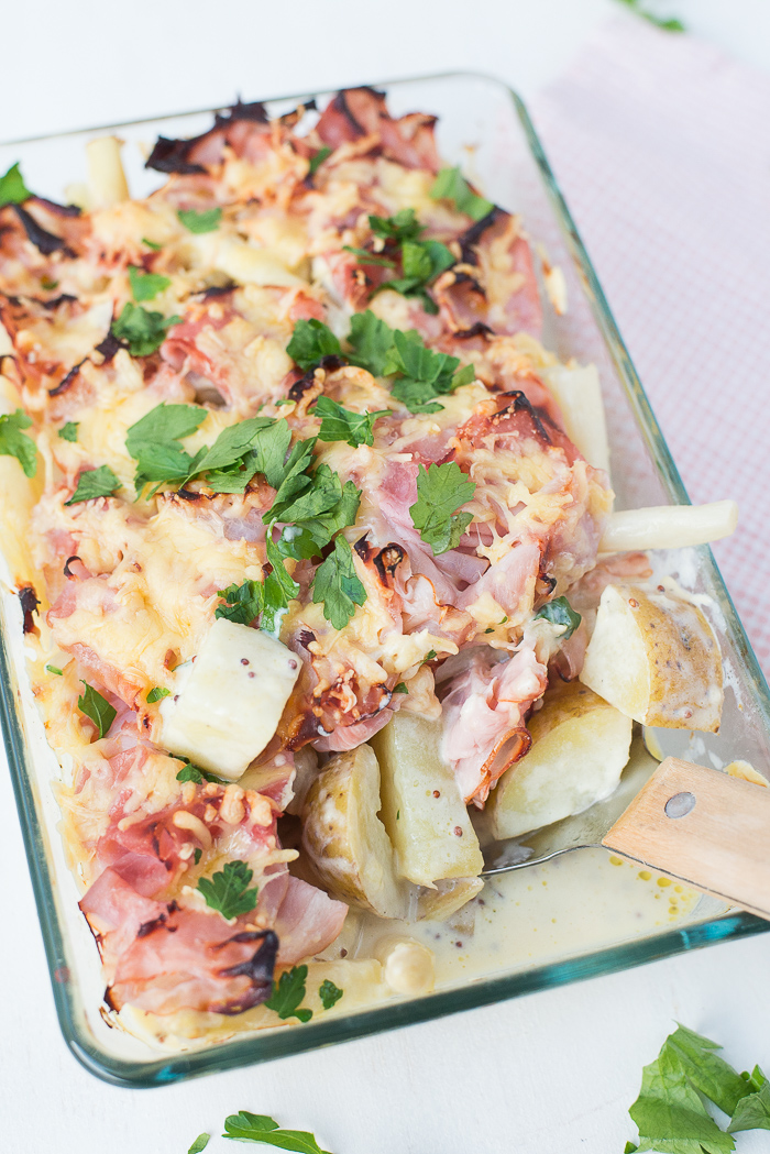 Gegratineerde ovenschotel met witte asperges