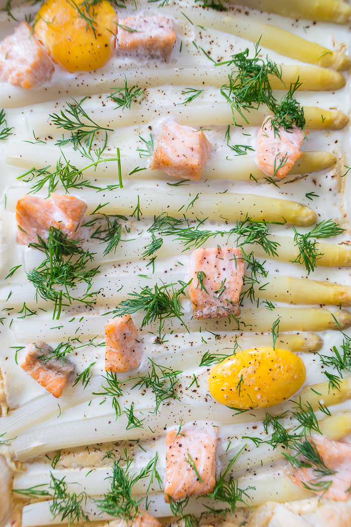 Plaattaart met witte asperges en zalm