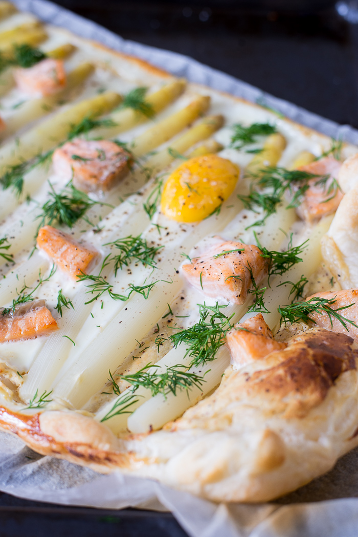 Plaattaart met witte asperges en zalm