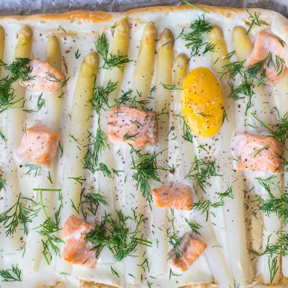 Plaattaart met witte asperges en zalm