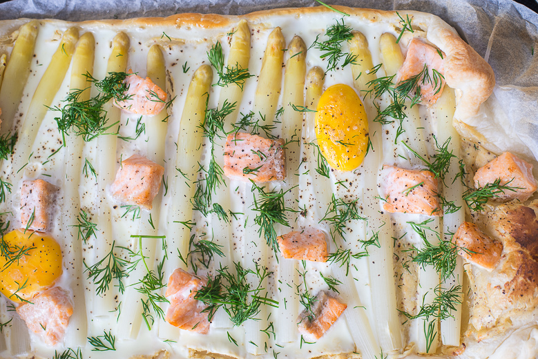 Plaattaart met witte asperges en zalm
