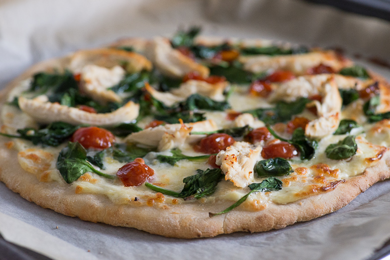 Witte pizza met kip en spinazie