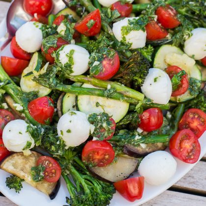 Gegrilde groente Caprese met basilicumdressing