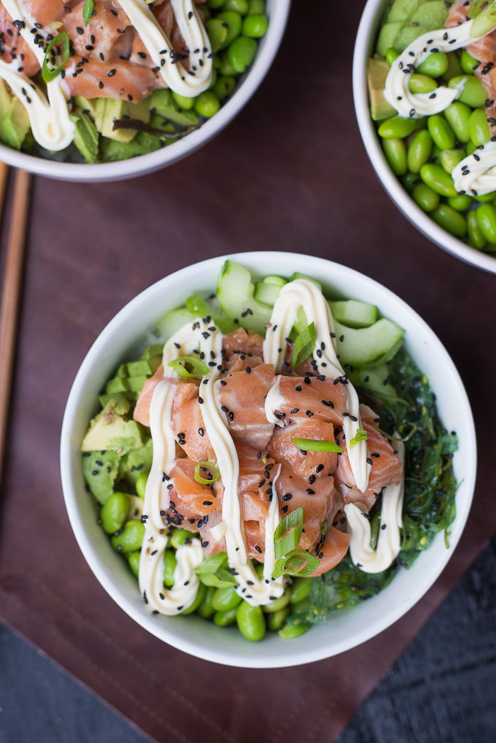 Groene pokebowls met gemarineerde zalm