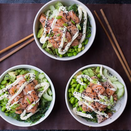 Groene pokebowl met gemarineerde zalm