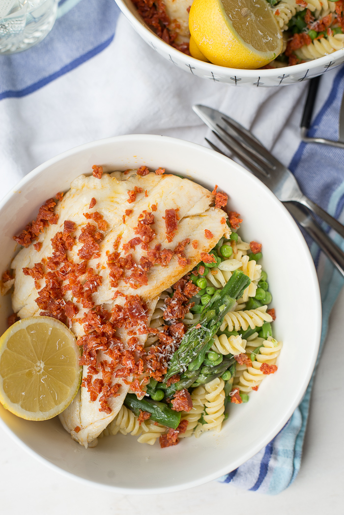 Pasta met groene groenten, schol en chorizokruim