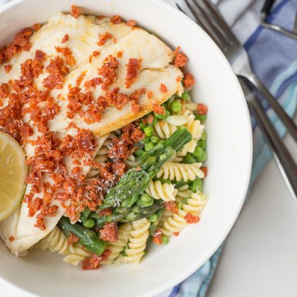 Pasta met groene groenten, schol en chorizokruim