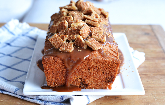 Stroopwafelcake met karamelsaus