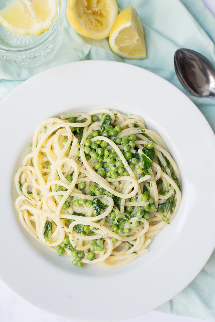 Romige spaghetti met erwtjes en veldsla