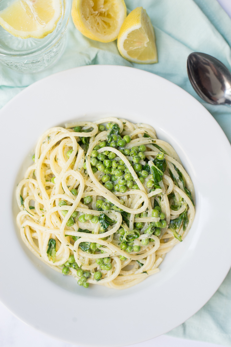 Romige spaghetti met erwtjes en veldsla