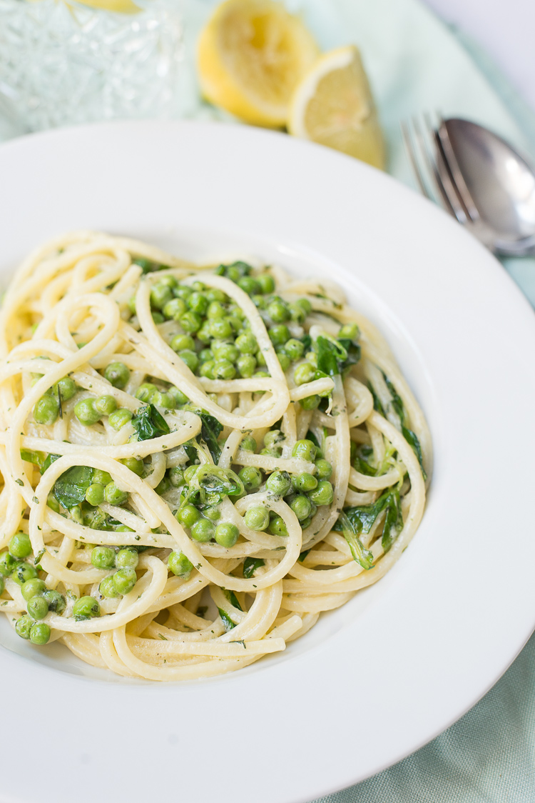 Romige spaghetti met erwtjes en veldsla