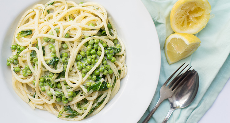 Romige spaghetti met erwtjes en veldsla
