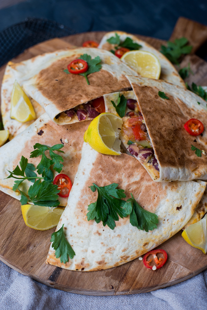 Avocadoquesadilla's met groenten en hummus