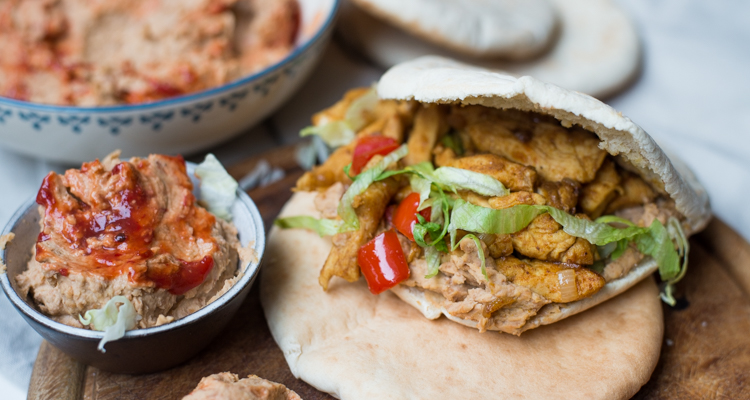 Pita kipshoarma met kapucijnerhummus