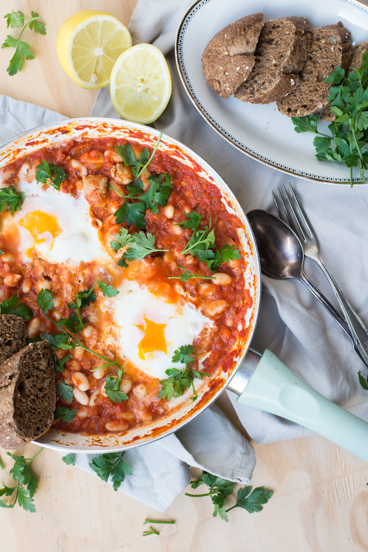 Shakshuka met worstjes en witte bonen