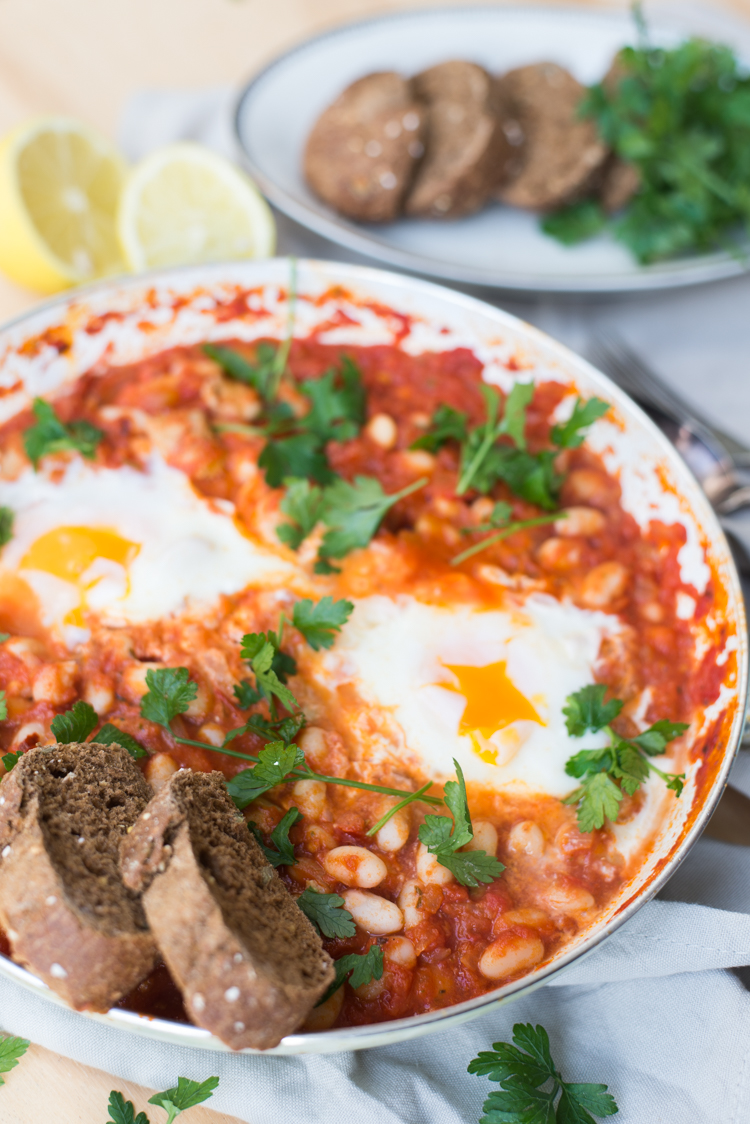 Shakshuka met worstjes en witte bonen