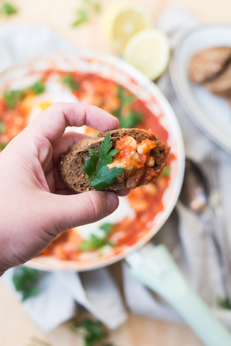 Shakshuka met worstjes en witte bonen