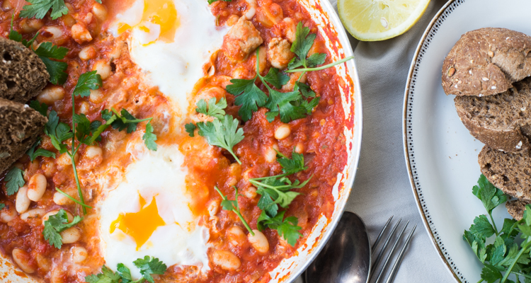 Shakshuka met worstjes en witte bonen