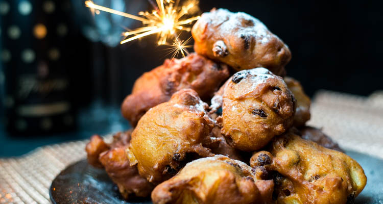 Oliebollen met appel en kaneel
