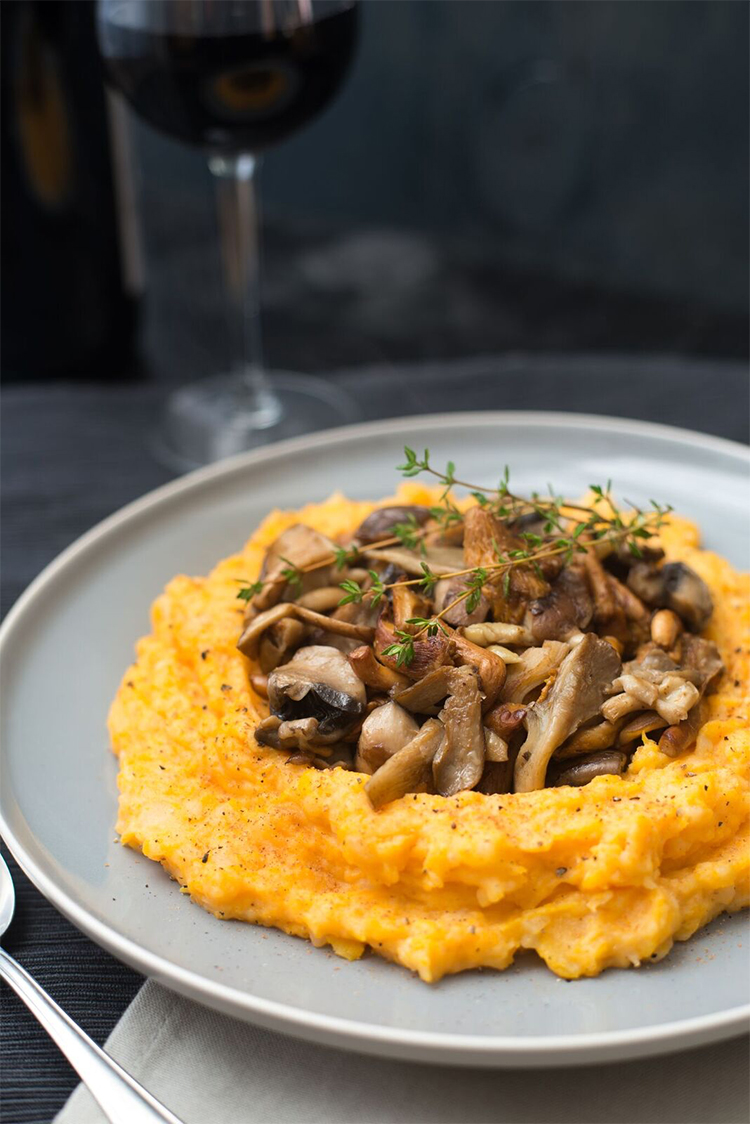 Pompoen-aardappelpuree met paddenstoelen