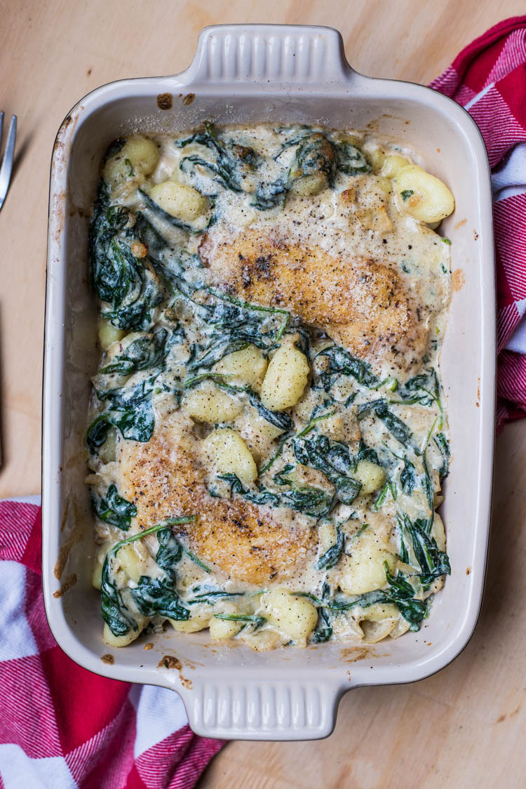 Gnocchi uit de oven met kippenpoten en spinazie-kaassaus