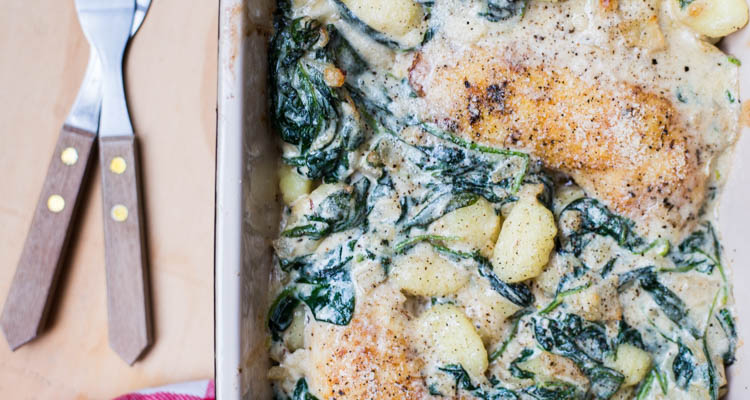 Gnocchi uit de oven met kippenpoten en spinazie-kaassaus