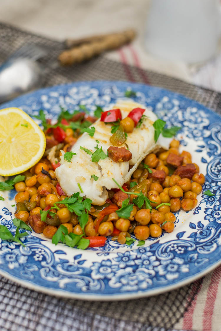 Kabeljauw met kikkererwten en chorizo