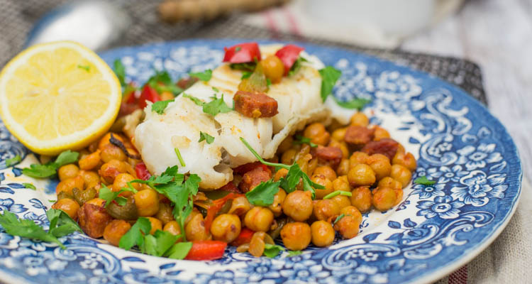 Kabeljauw met kikkererwten en chorizo