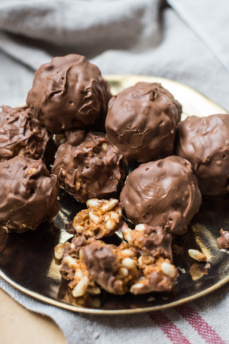 Krokante pindakaasbonbons met gezouten karamel