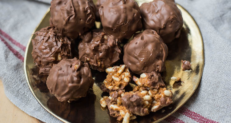 Krokante pindakaasbonbons met gezouten karamel