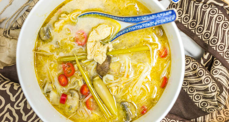 Thaise currysoep met noedels en kip