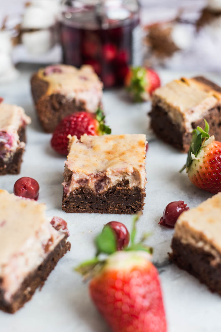 Cheesecakebrownies met kersen en aardbei