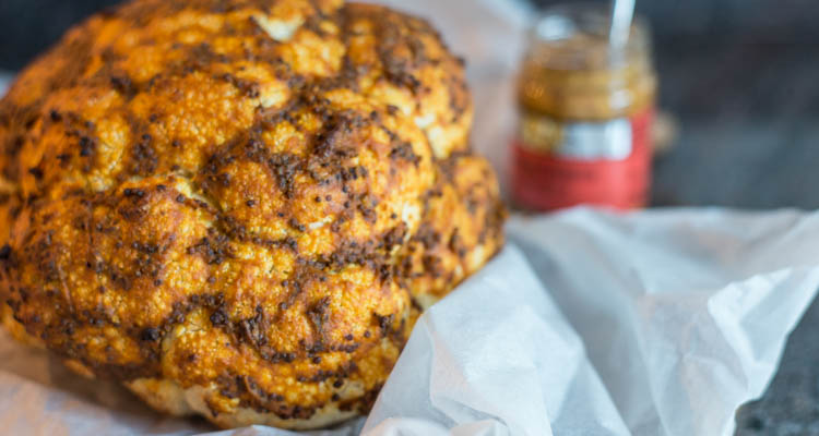 Hele geroosterde bloemkool in mosterdmarinade