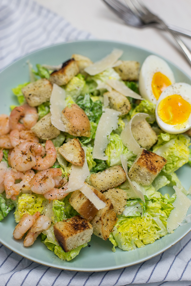 Lichte Caesar Salad met garnalen