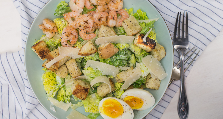 Lichte Caesar Salad met garnalen