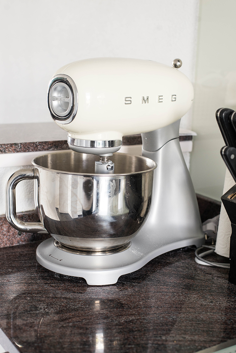 Voorloper Logisch Decimale Keukenrobot review: SMEG vs KitchenAid Artisan - OhMyFoodness